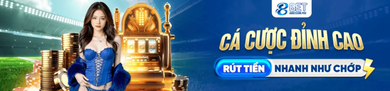 Cầu thủ bóng rổ đang úp rổ trong trận đấu kịch tính